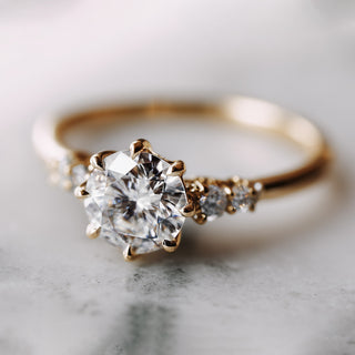 8-prong round brilliant cut diamond ring in yellow gold 